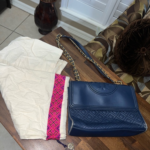 Tory Burch Fleming Convertible quilted leather SHOULDER BAG in navy blue - Picture 2 of 16